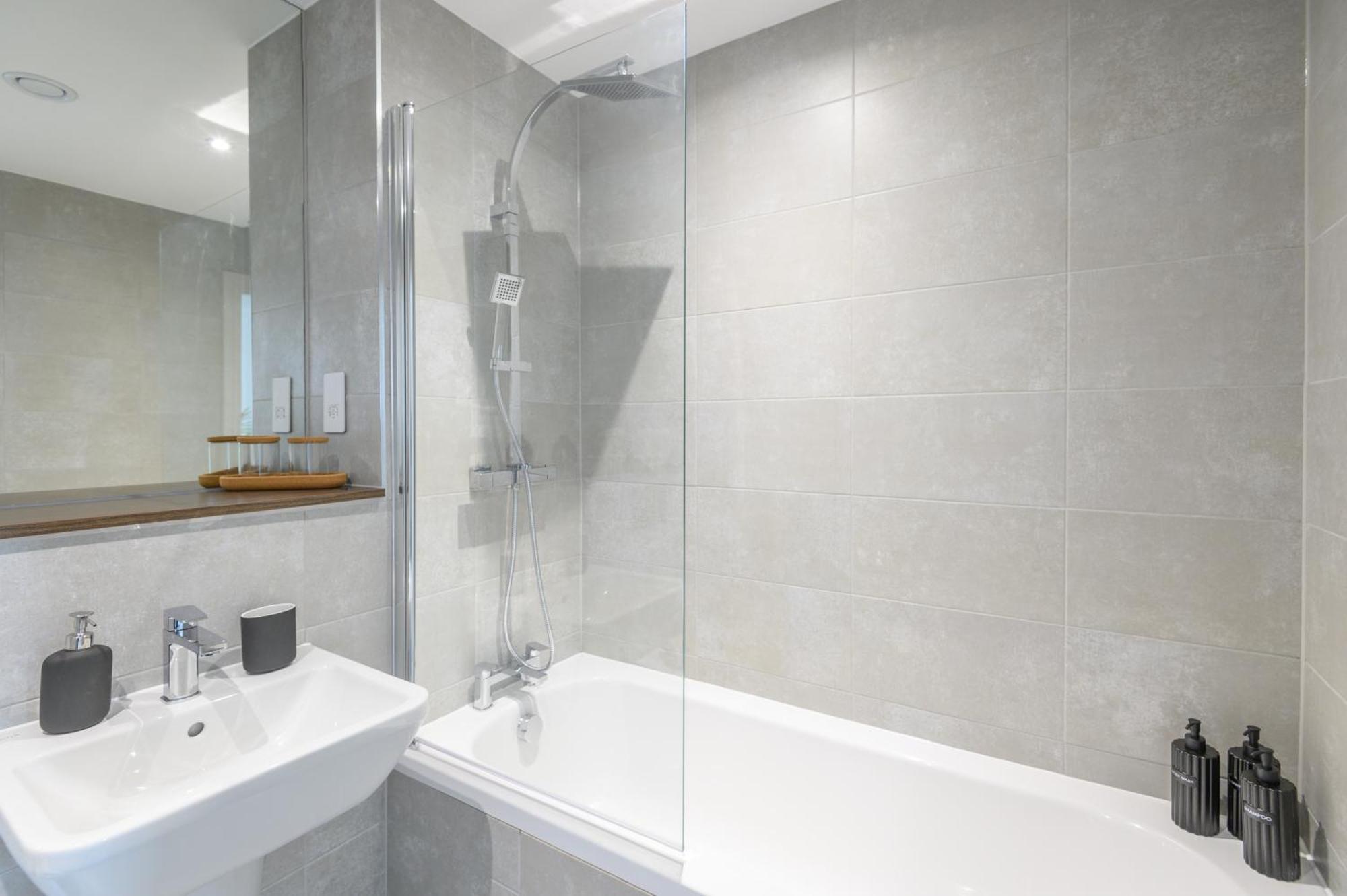 Superior 1 Bed Apartment By Leeds Train Staiton Exterior photo